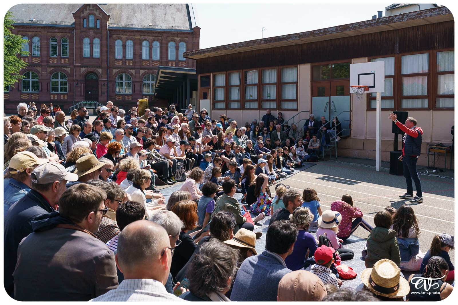 EN ATTENDANT LE 3ÈME TYPE (THÉÂTRE DE CANIVEAU)